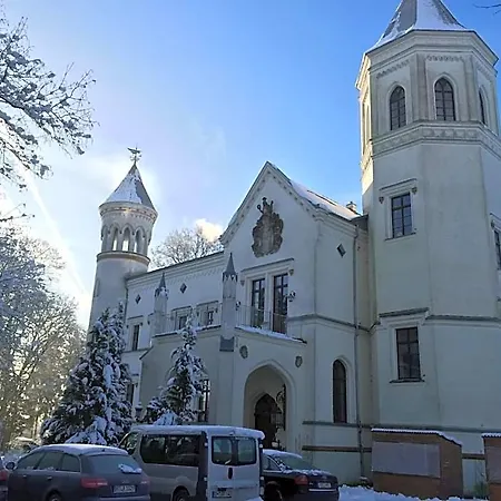 Schlosshotel Bredenfelde 4*